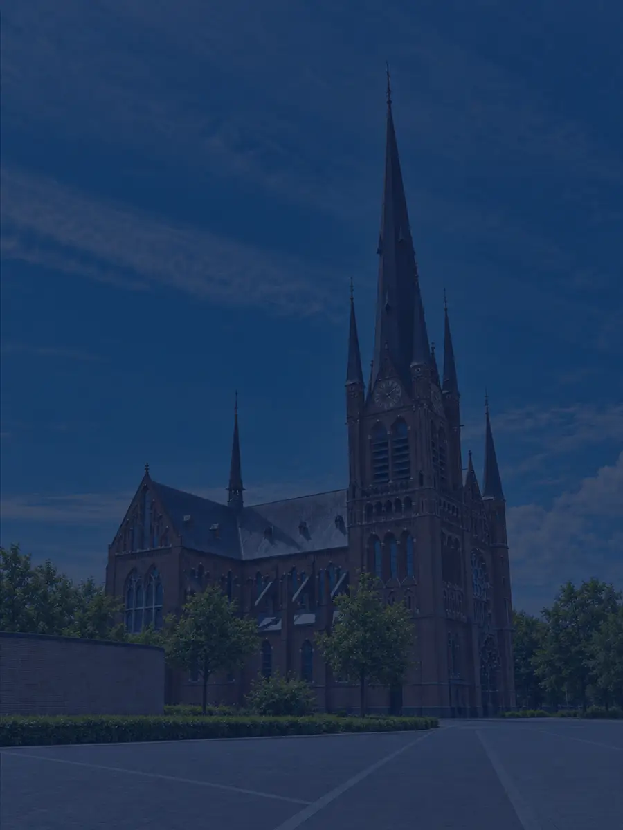 Kerk in Woerden onder een blauwe zomerlucht
